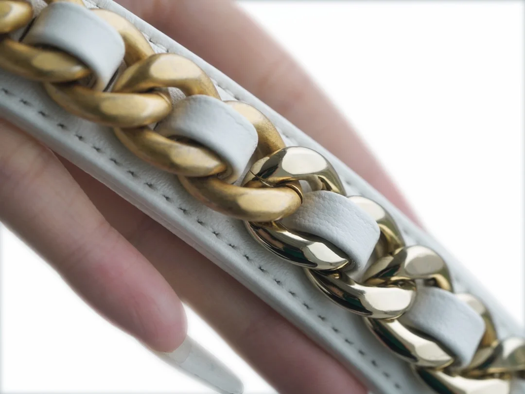 샤넬 19백 라지 실버 체인 램스킨 화이트