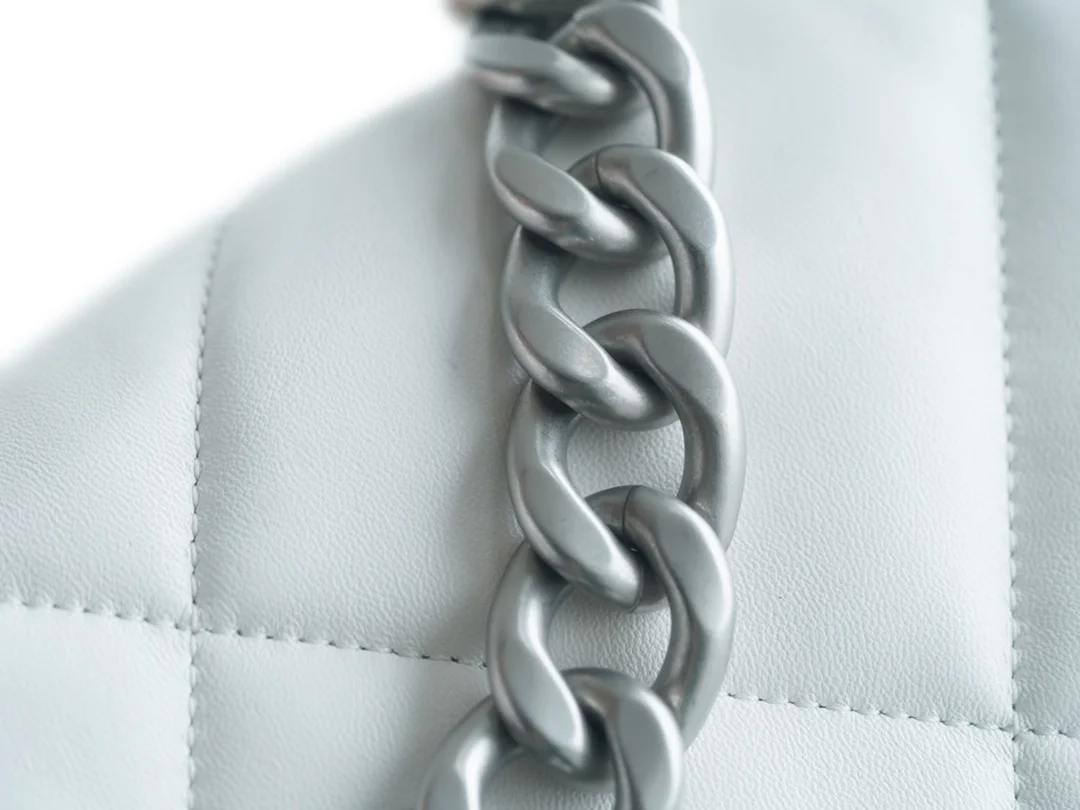 샤넬 19백 라지 실버 체인 램스킨 화이트