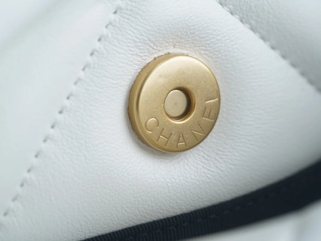 샤넬 19백 라지 실버 체인 램스킨 화이트