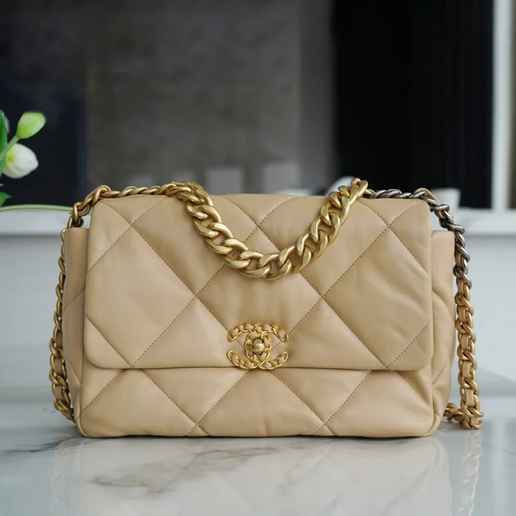 샤넬 19백 라지 골드 체인 램스킨 살구