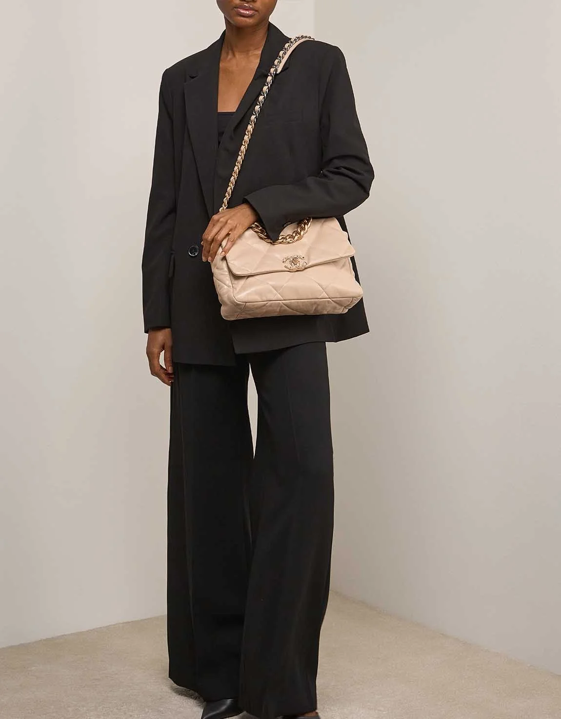 샤넬 19백 라지 골드 체인 램스킨 살구