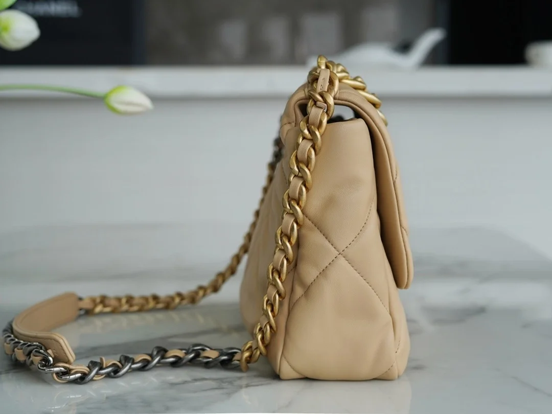 샤넬 19백 라지 골드 체인 램스킨 살구