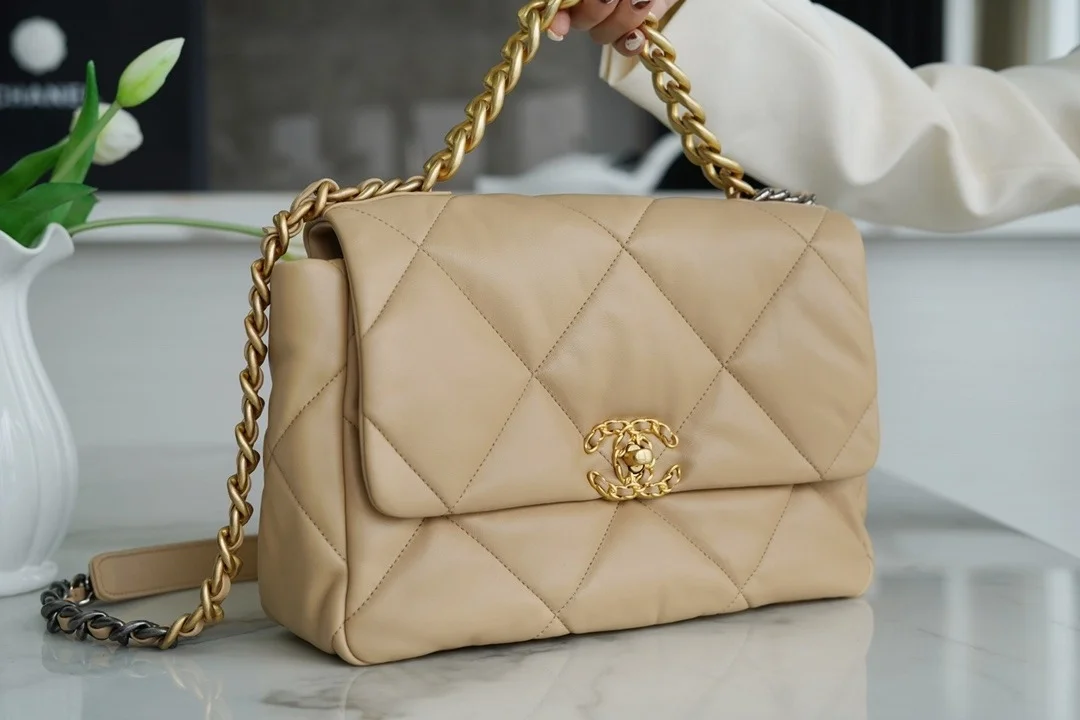 샤넬 19백 라지 골드 체인 램스킨 살구