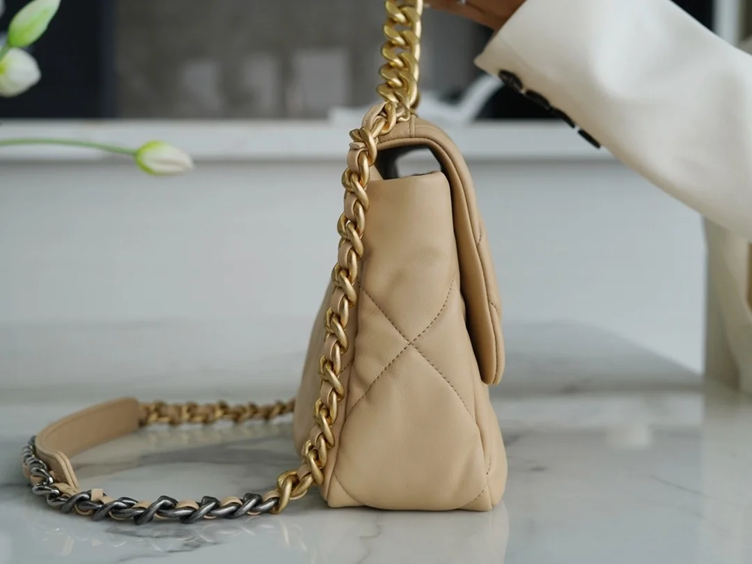 샤넬 19백 라지 골드 체인 램스킨 살구