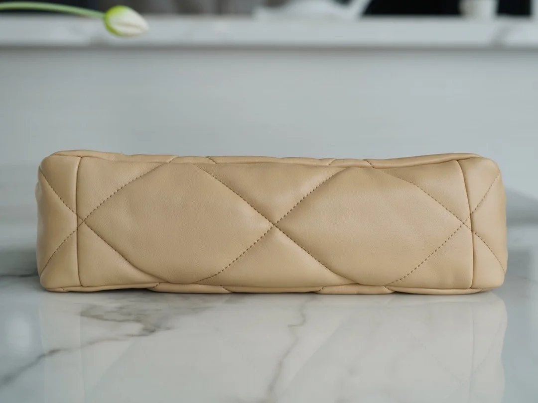 샤넬 19백 라지 골드 체인 램스킨 살구