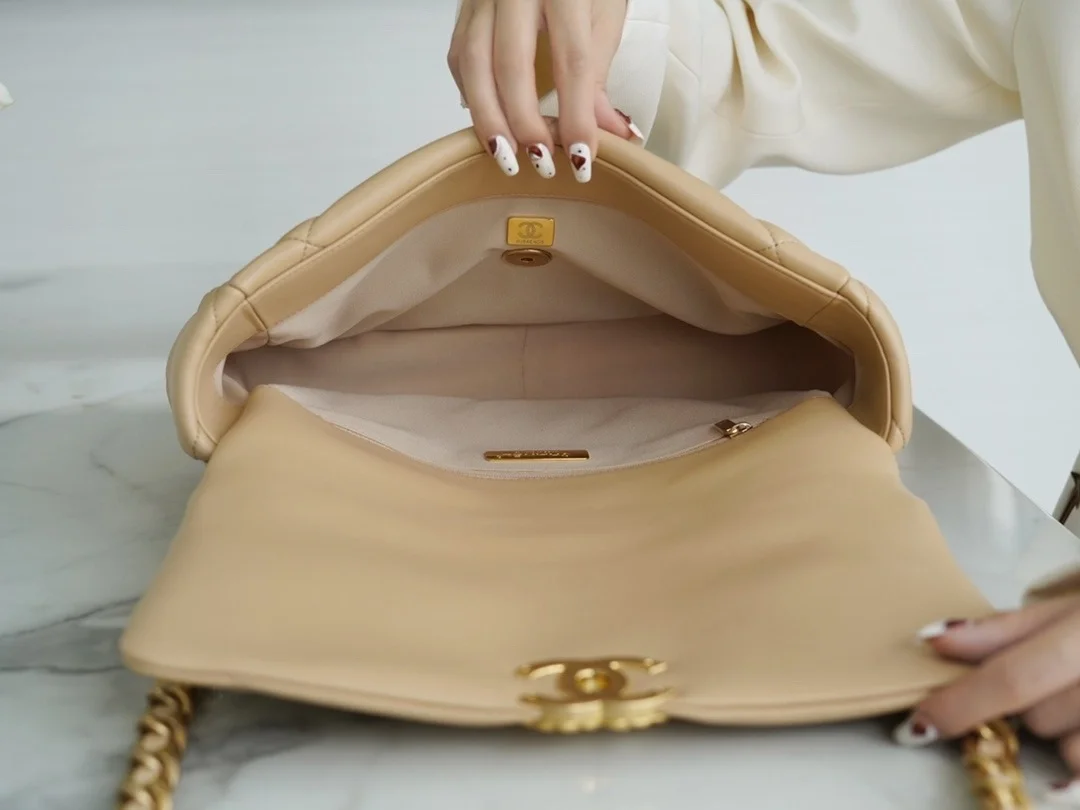 샤넬 19백 라지 골드 체인 램스킨 살구