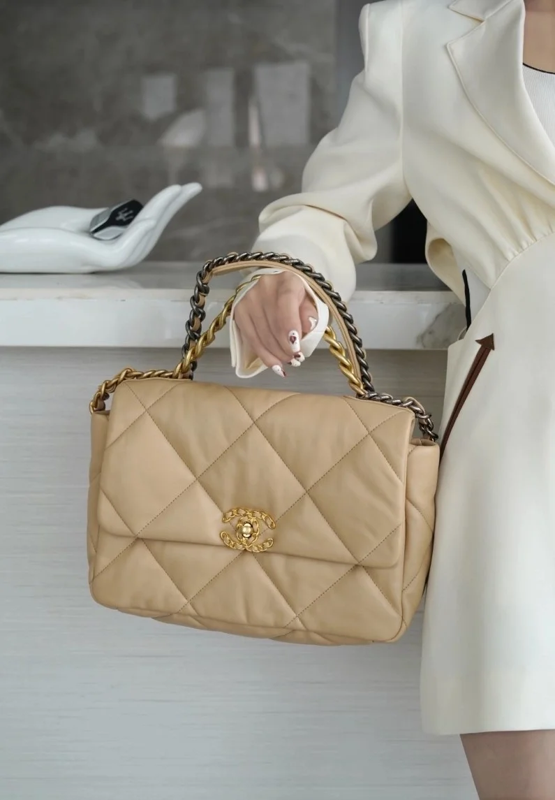 샤넬 19백 라지 골드 체인 램스킨 살구