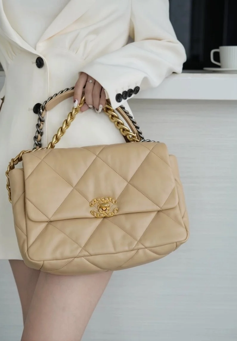 샤넬 19백 라지 골드 체인 램스킨 살구