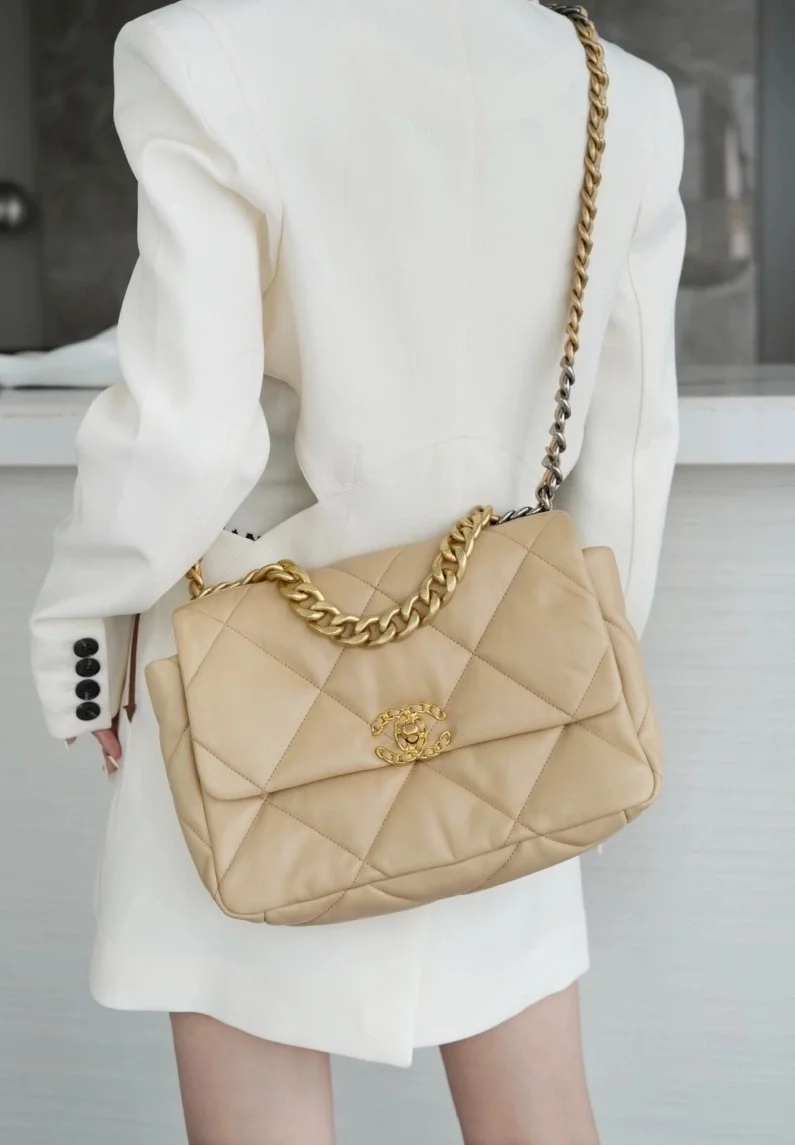 샤넬 19백 라지 골드 체인 램스킨 살구