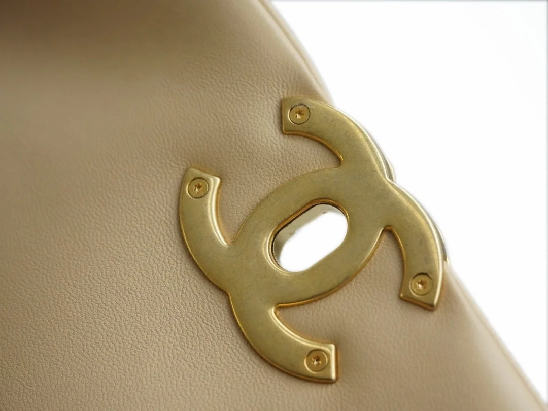 샤넬 19백 라지 골드 체인 램스킨 살구