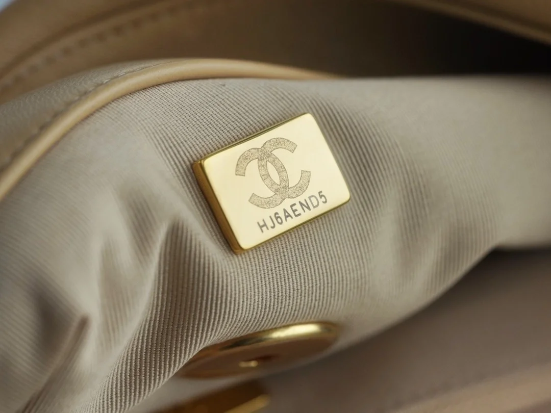 샤넬 19백 라지 골드 체인 램스킨 살구