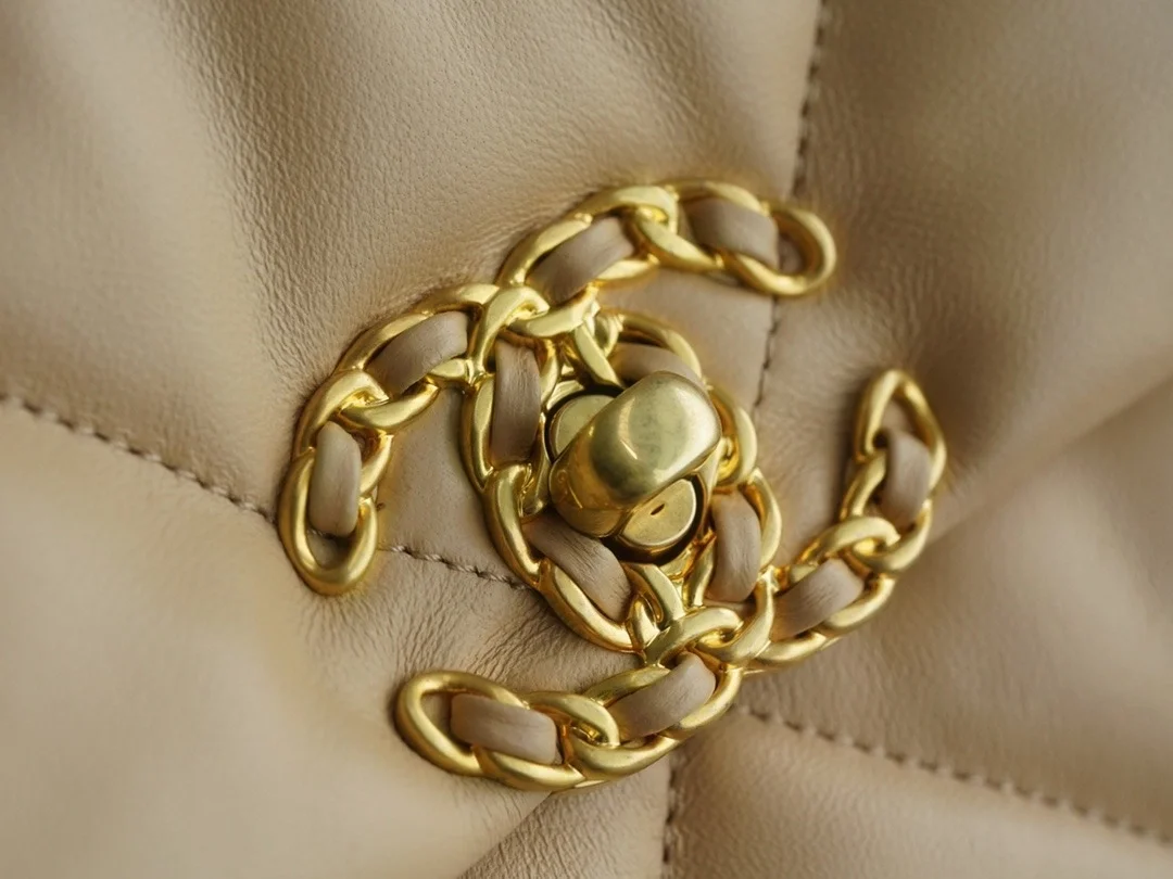 샤넬 19백 라지 골드 체인 램스킨 살구