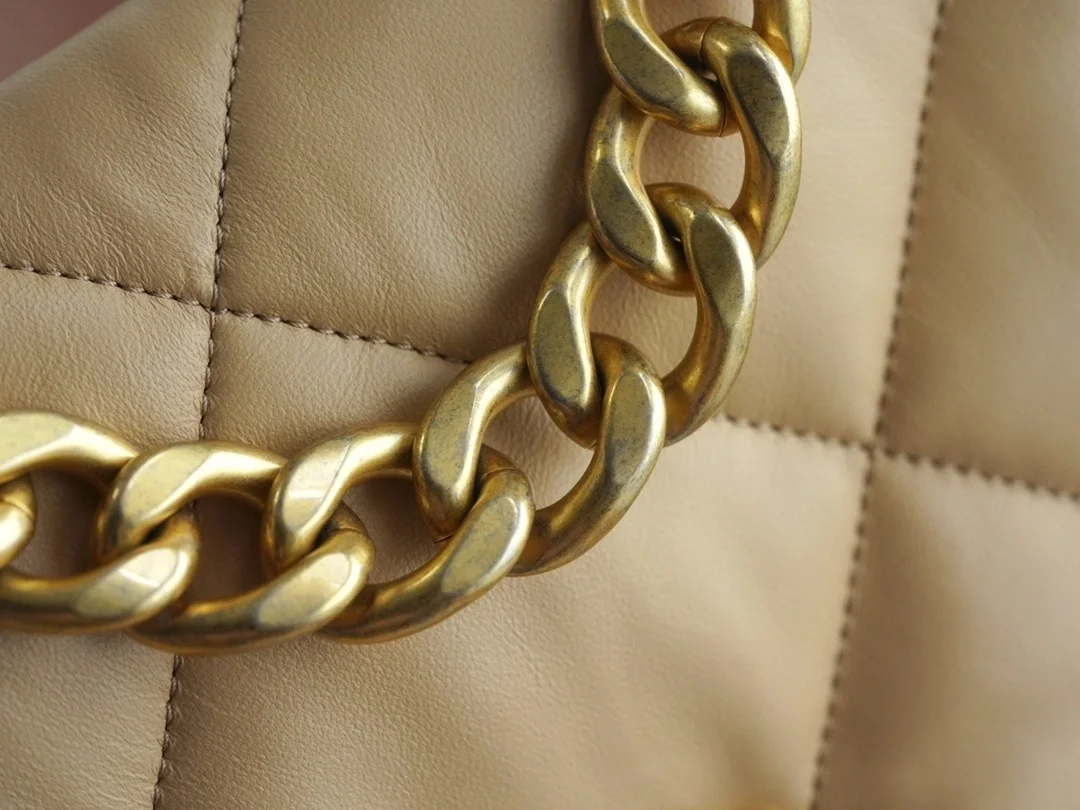 샤넬 19백 라지 골드 체인 램스킨 살구