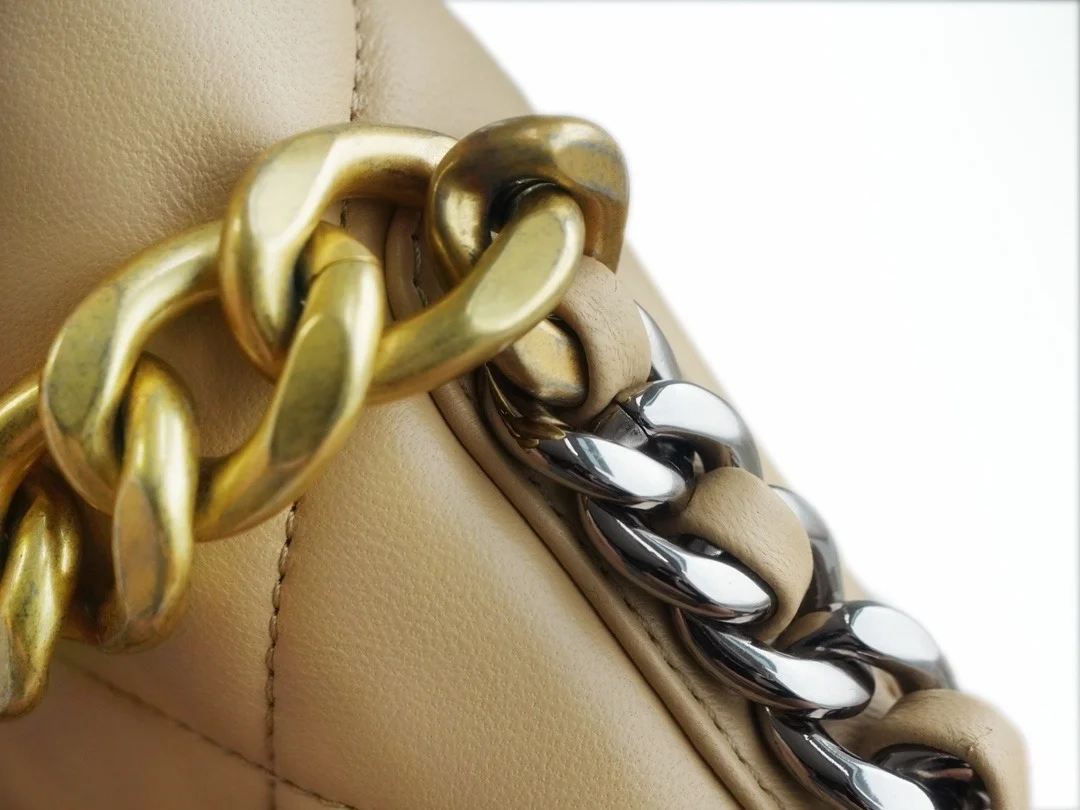 샤넬 19백 라지 골드 체인 램스킨 살구