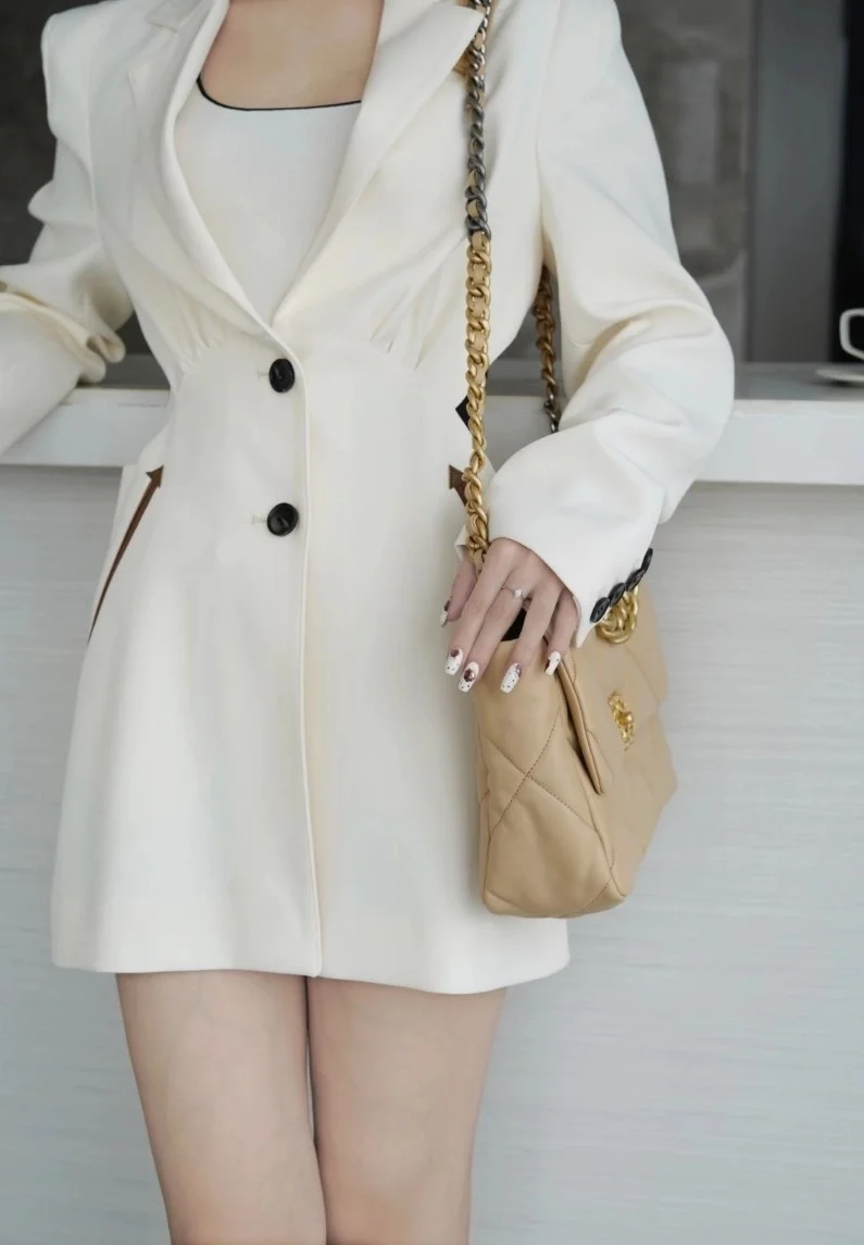 샤넬 19백 라지 골드 체인 램스킨 살구