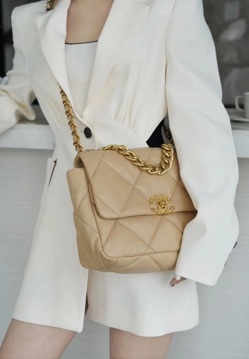 샤넬 19백 라지 골드 체인 램스킨 살구