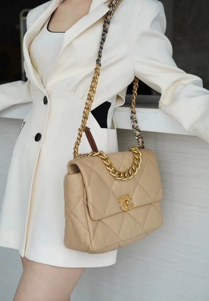 샤넬 19백 라지 골드 체인 램스킨 살구