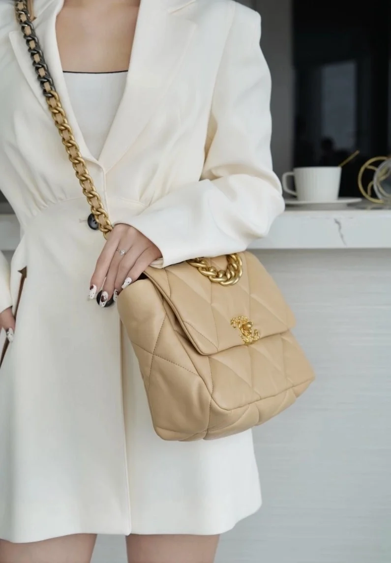 샤넬 19백 라지 골드 체인 램스킨 살구