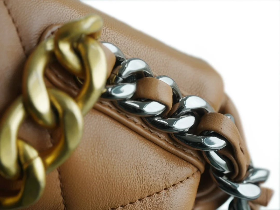 샤넬 19백 라지 골드 체인 램스킨 캬라멜