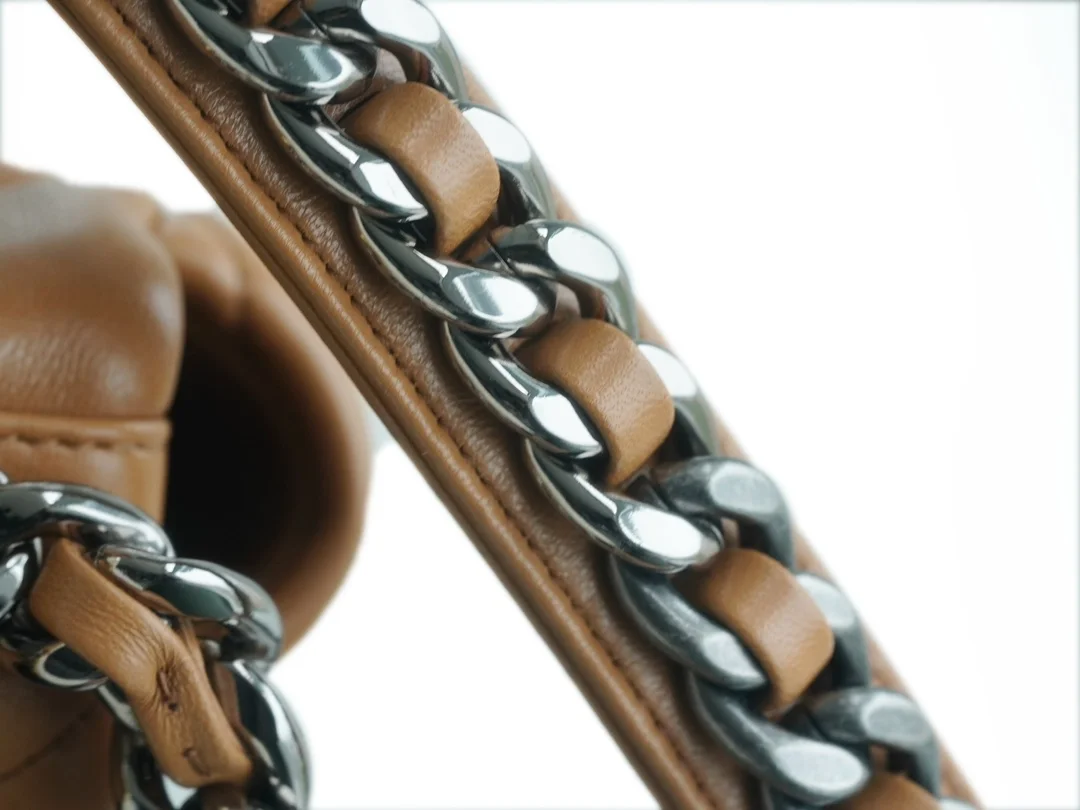 샤넬 19백 라지 골드 체인 램스킨 캬라멜