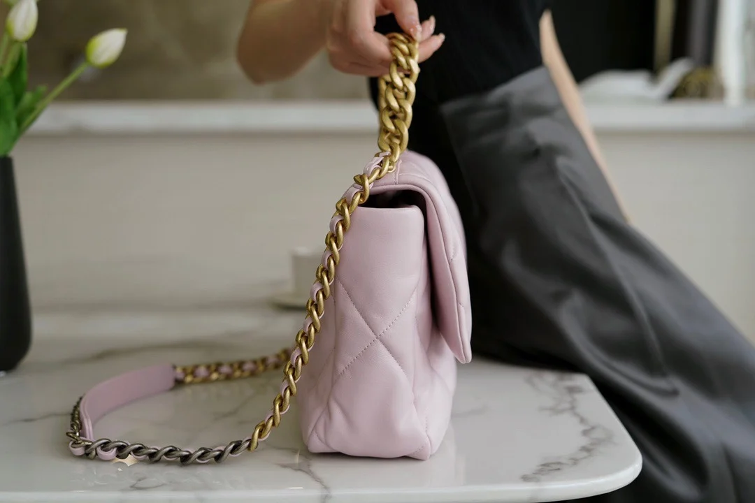 샤넬 19백 라지 골드 체인 램스킨 핑크