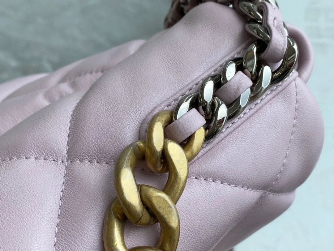 샤넬 19백 라지 골드 체인 램스킨 핑크