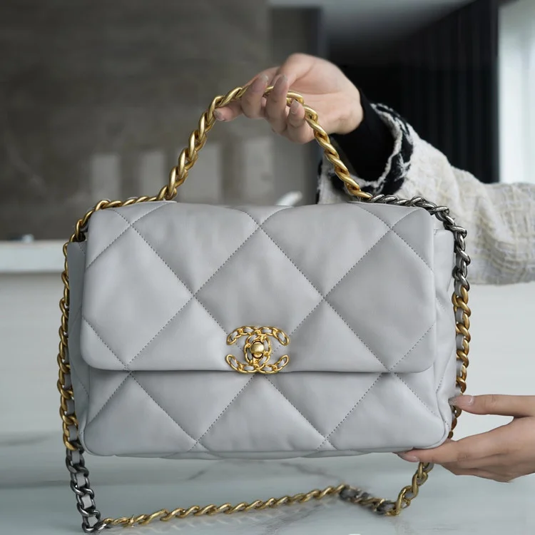 샤넬 19백 라지 골드 체인 램스킨 그레이