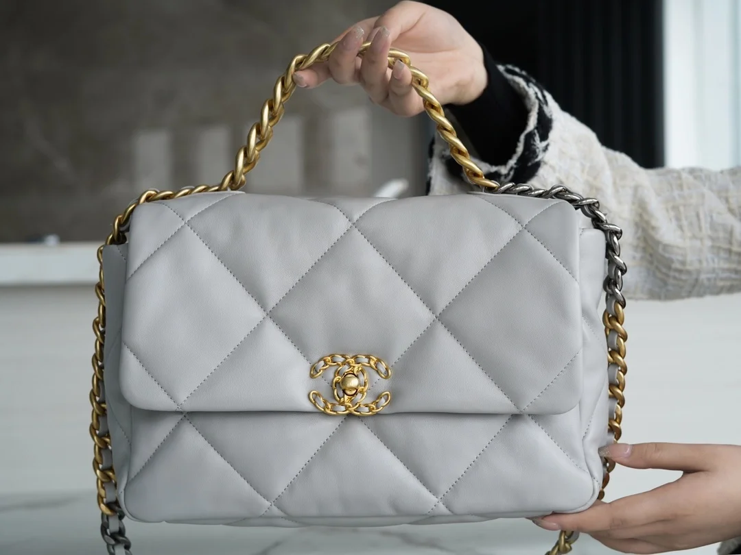 샤넬 19백 라지 골드 체인 램스킨 그레이