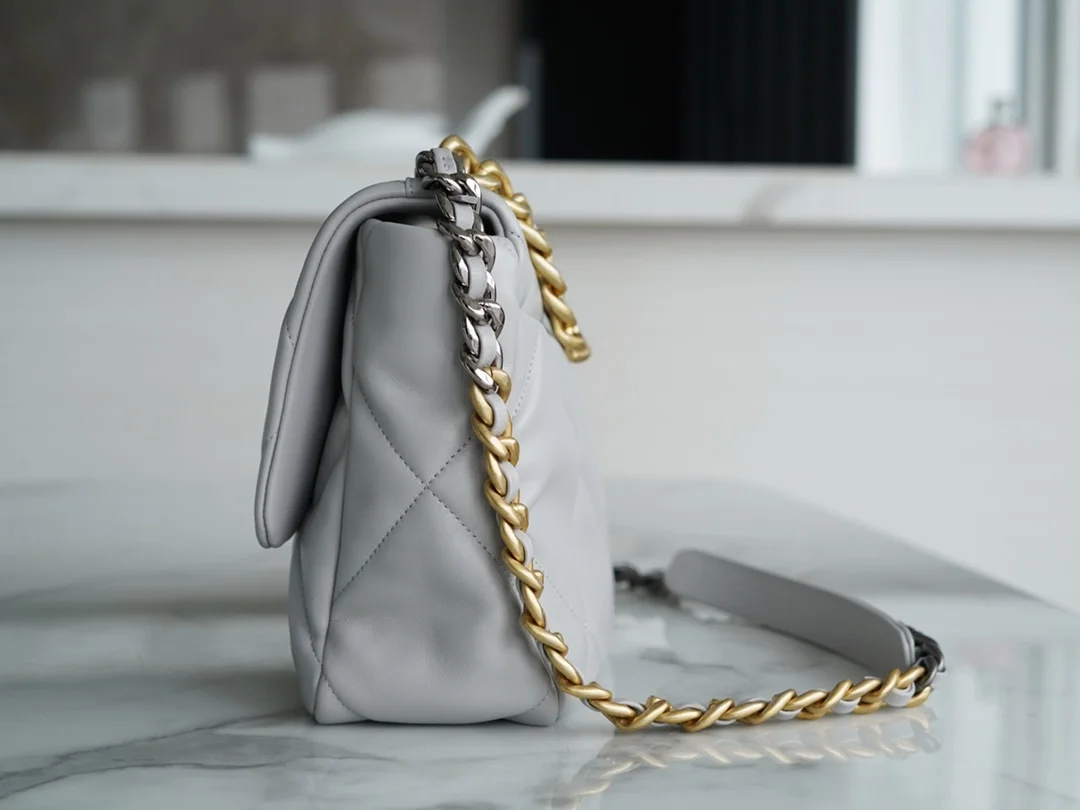 샤넬 19백 라지 골드 체인 램스킨 그레이