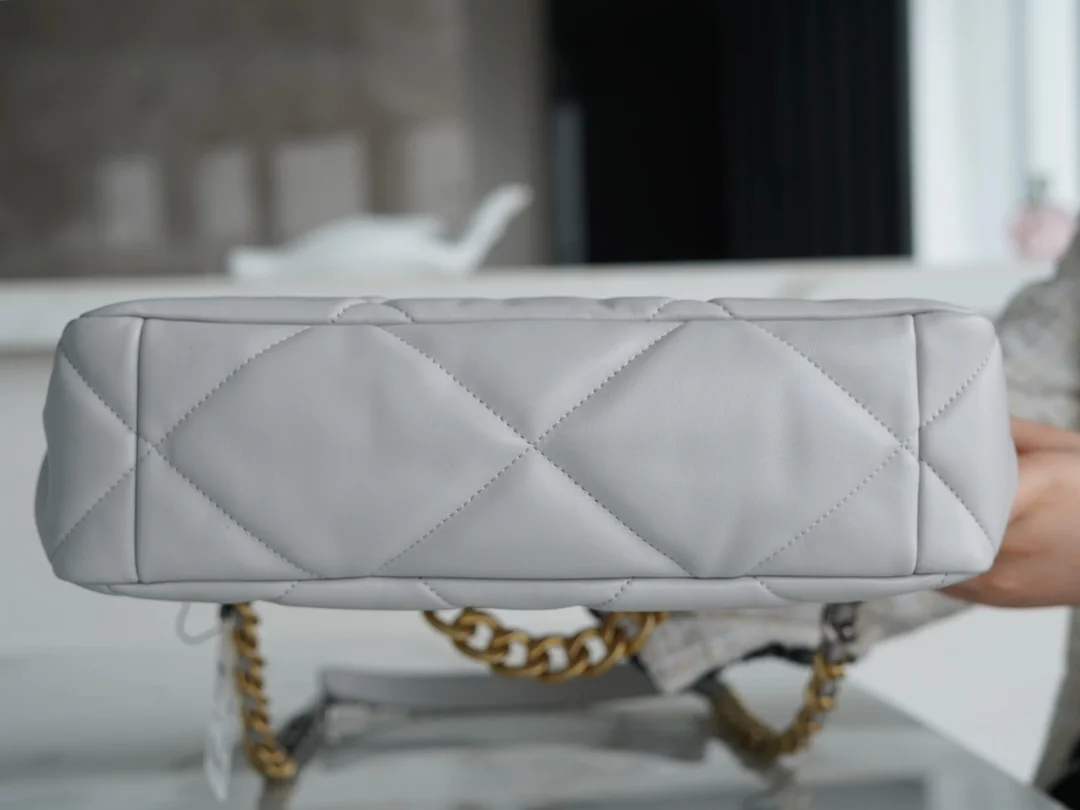 샤넬 19백 라지 골드 체인 램스킨 그레이