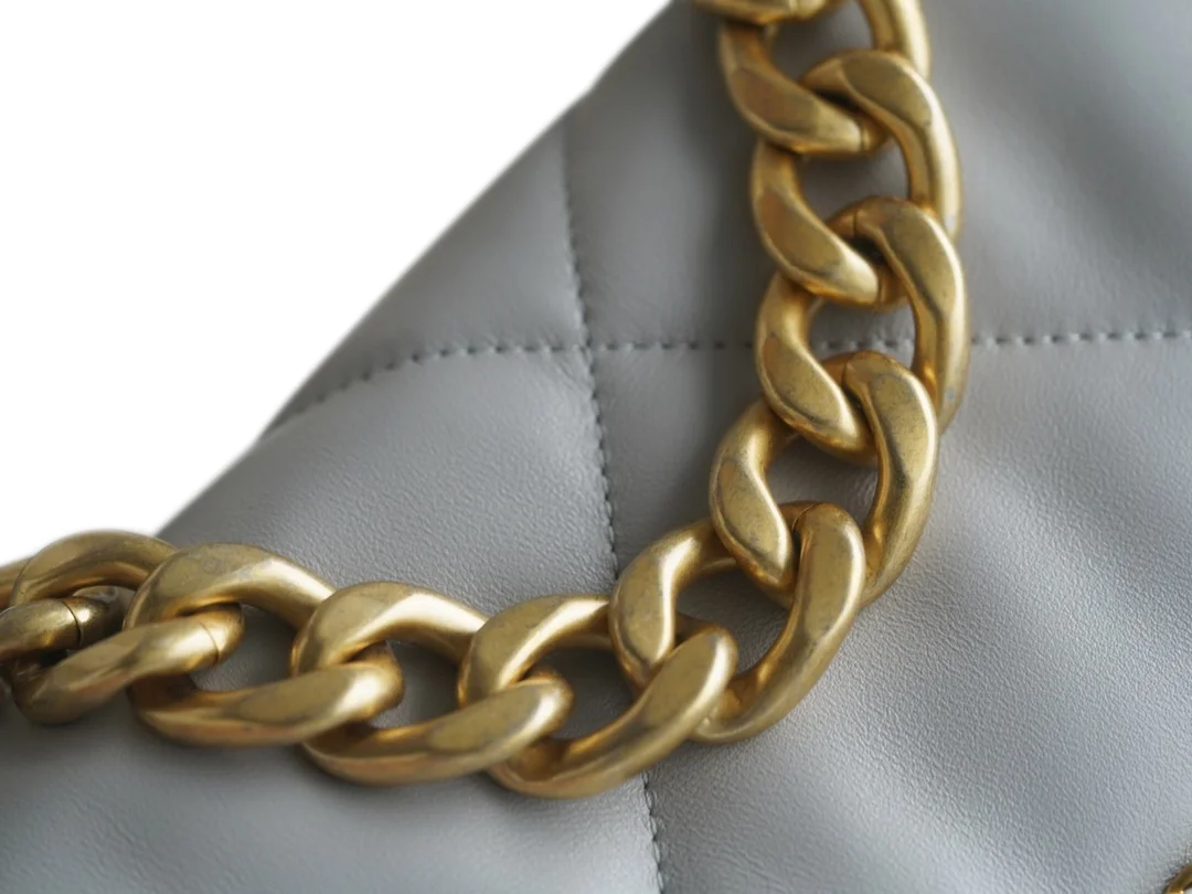 샤넬 19백 라지 골드 체인 램스킨 그레이