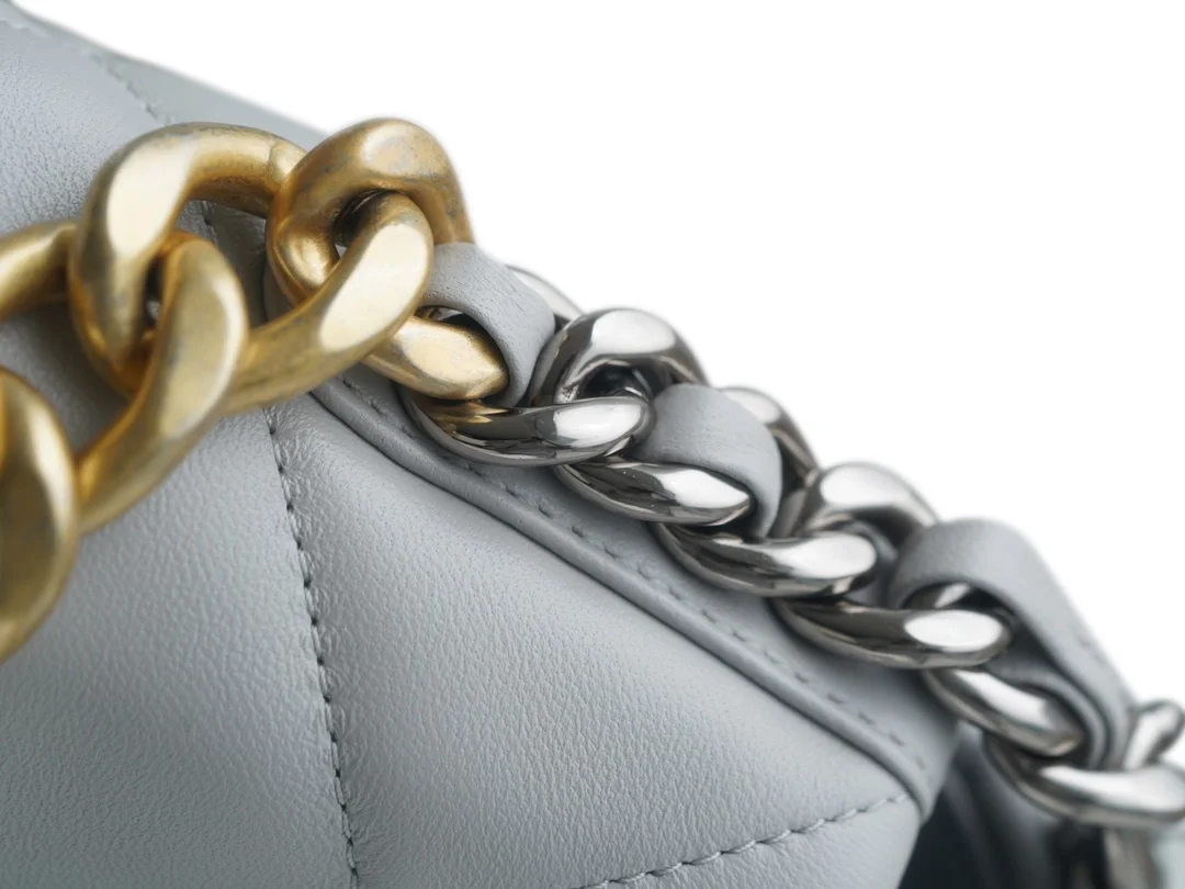 샤넬 19백 라지 골드 체인 램스킨 그레이