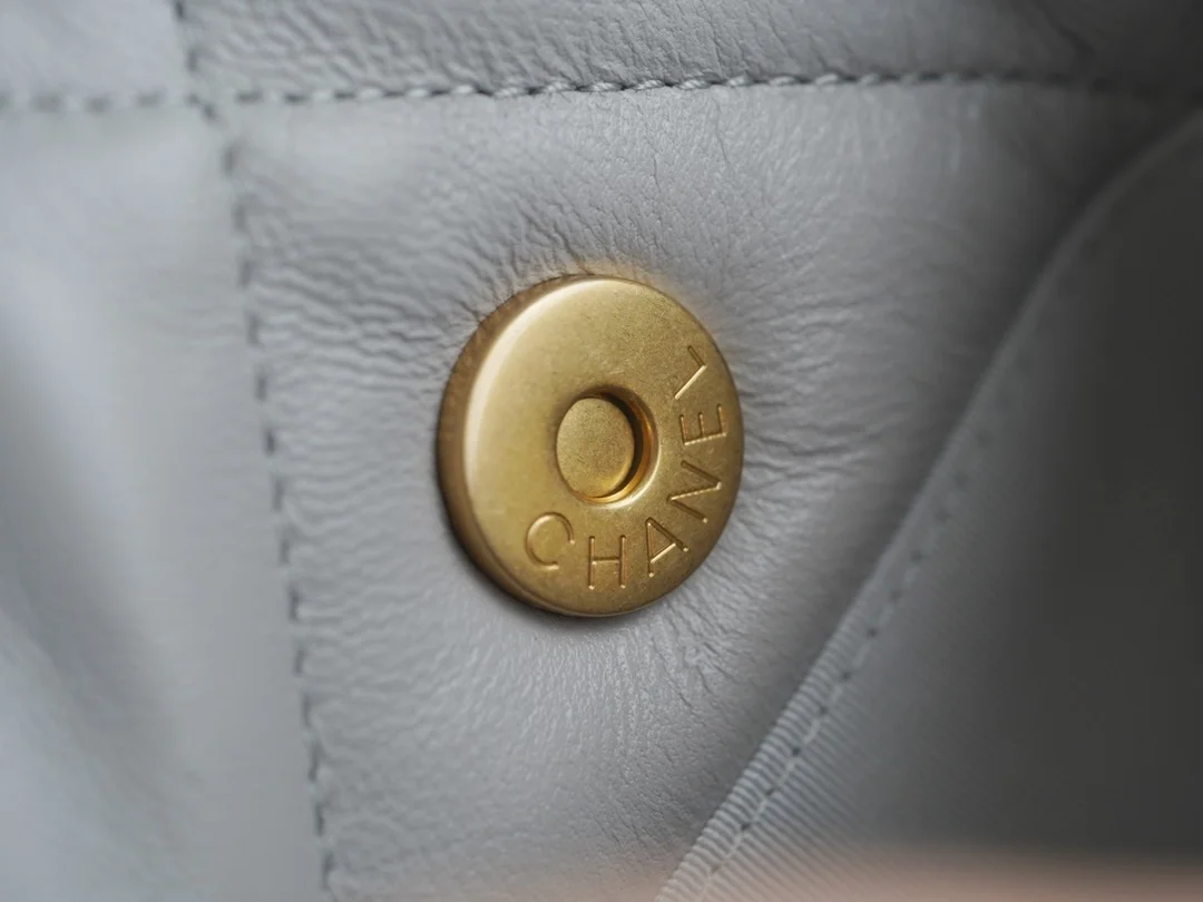 샤넬 19백 라지 골드 체인 램스킨 그레이