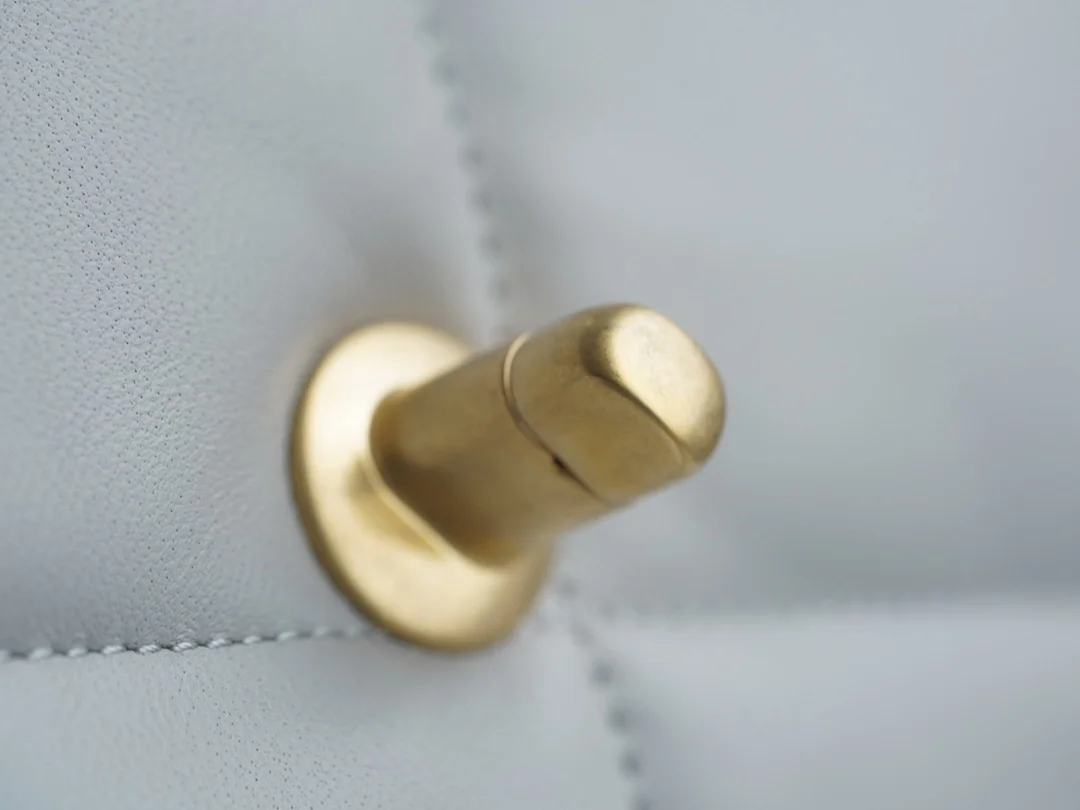 샤넬 19백 라지 골드 체인 램스킨 그레이