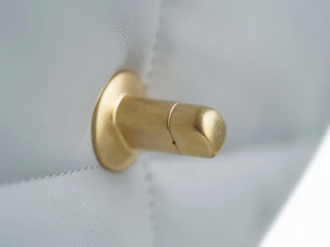 샤넬 19백 라지 골드 체인 램스킨 그레이