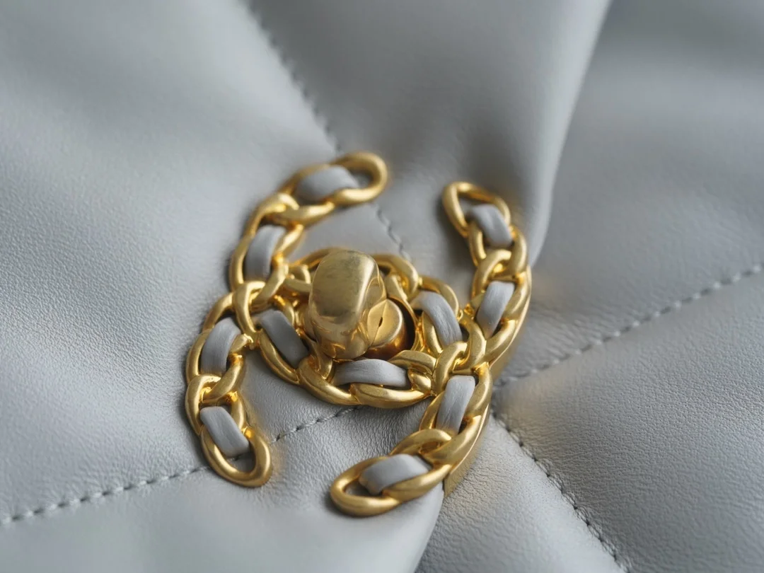 샤넬 19백 라지 골드 체인 램스킨 그레이