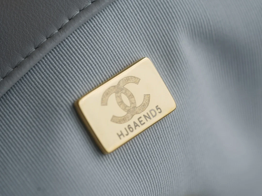 샤넬 19백 라지 골드 체인 램스킨 그레이