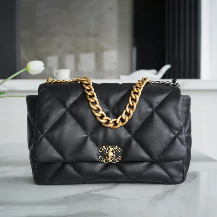 샤넬 19백 맥시 골드 체인 램스킨 블랙 골드