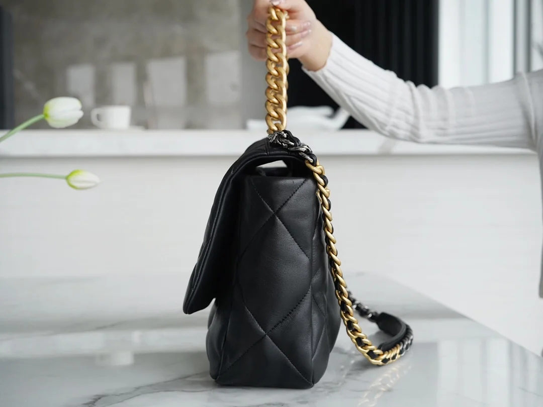 샤넬 19백 맥시 골드 체인 램스킨 블랙 골드