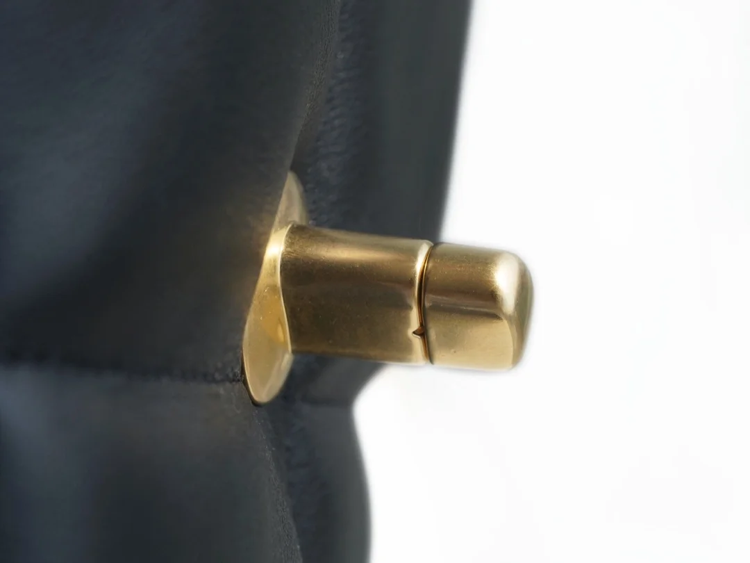 샤넬 19백 맥시 골드 체인 램스킨 블랙 골드