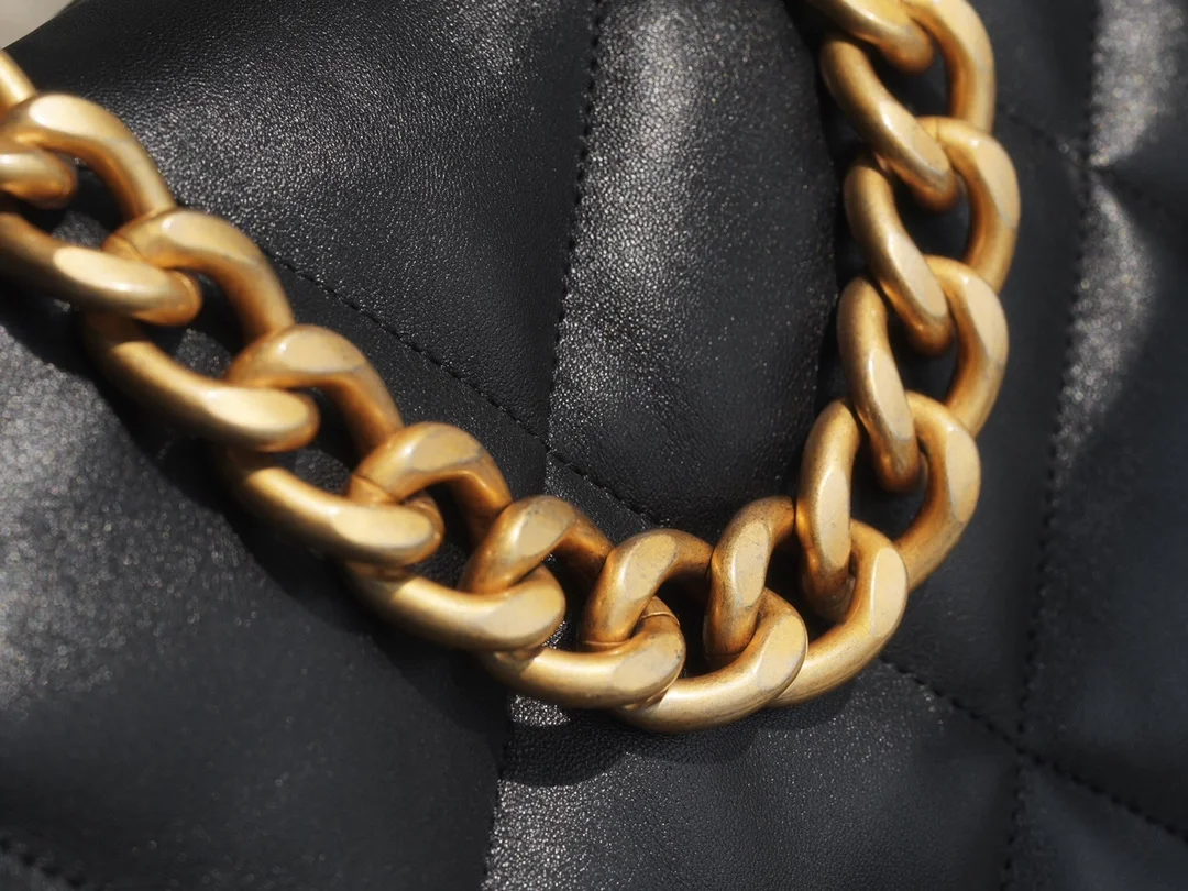 샤넬 19백 맥시 골드 체인 램스킨 블랙 골드