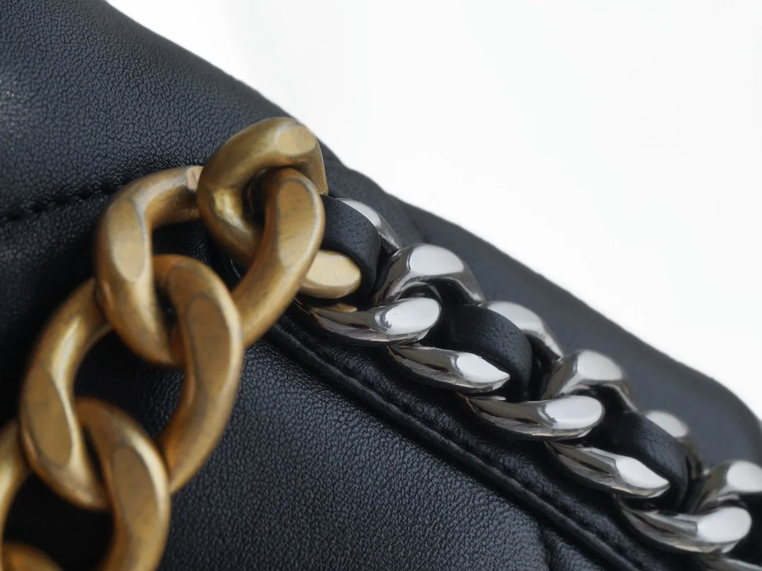 샤넬 19백 맥시 골드 체인 램스킨 블랙 골드