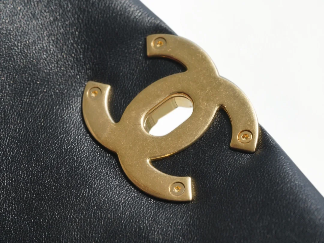 샤넬 19백 맥시 골드 체인 램스킨 블랙 골드