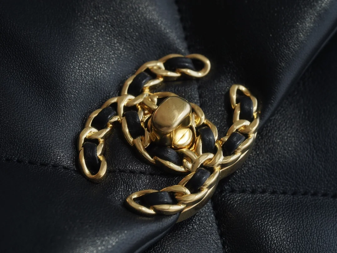 샤넬 19백 맥시 골드 체인 램스킨 블랙 골드