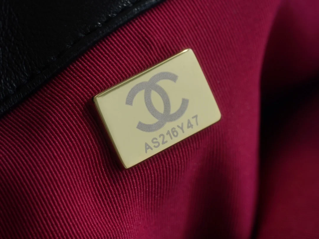 샤넬 19백 맥시 골드 체인 램스킨 블랙 골드