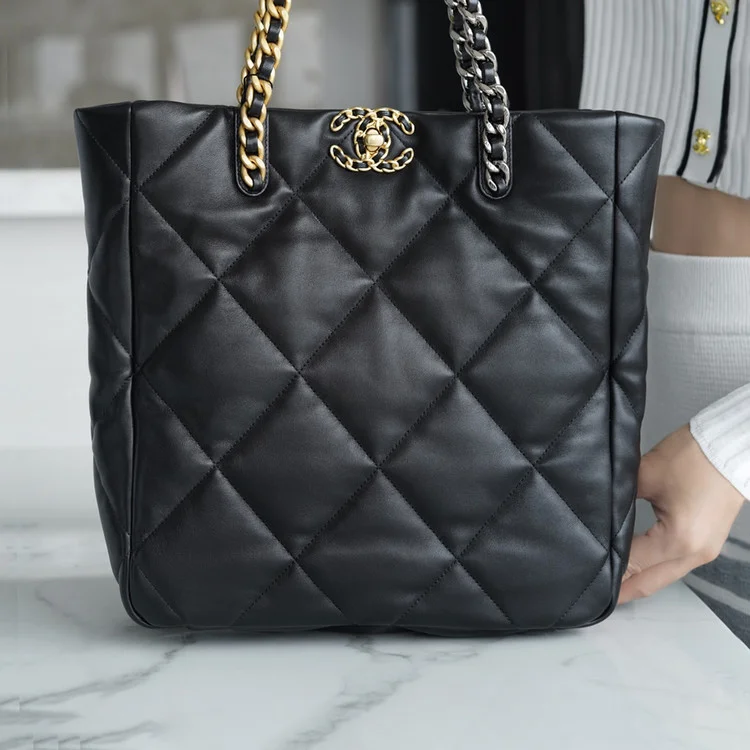 샤넬 19백 쇼핑 토트 미디엄 램스킨 블랙