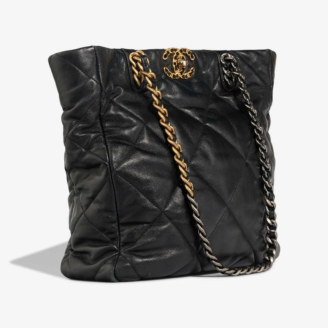 샤넬 19백 쇼핑 토트 미디엄 램스킨 블랙