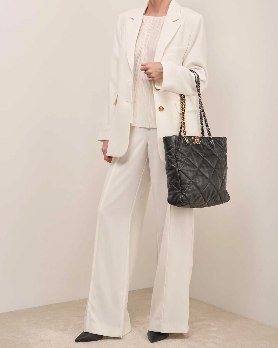 샤넬 19백 쇼핑 토트 미디엄 램스킨 블랙