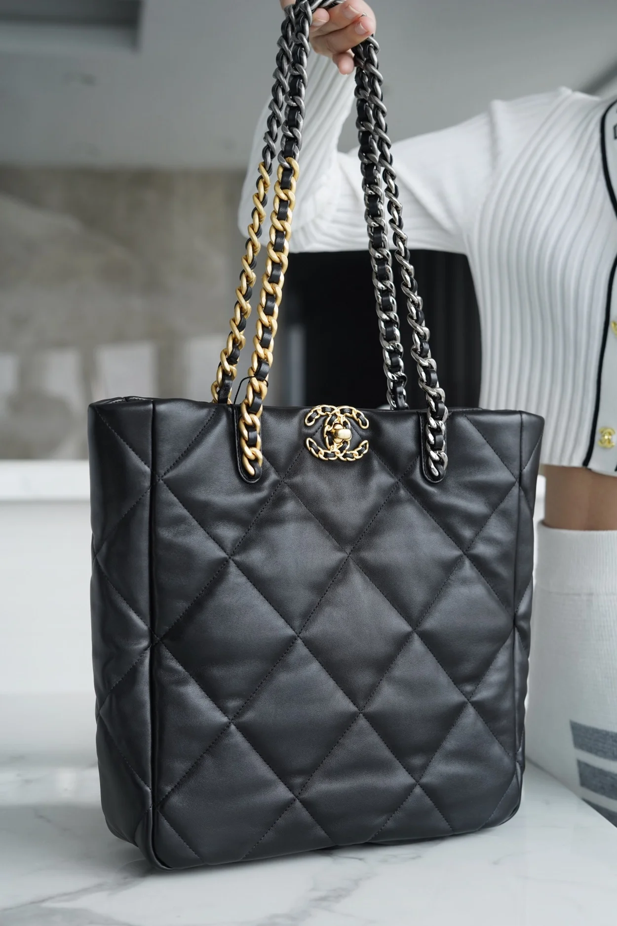 샤넬 19백 쇼핑 토트 미디엄 램스킨 블랙