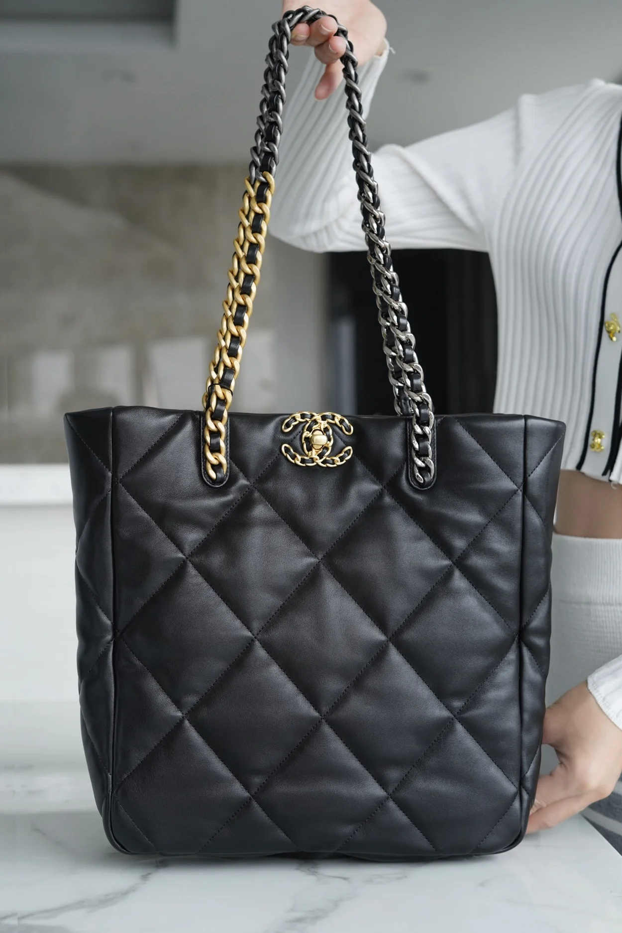 샤넬 19백 쇼핑 토트 미디엄 램스킨 블랙